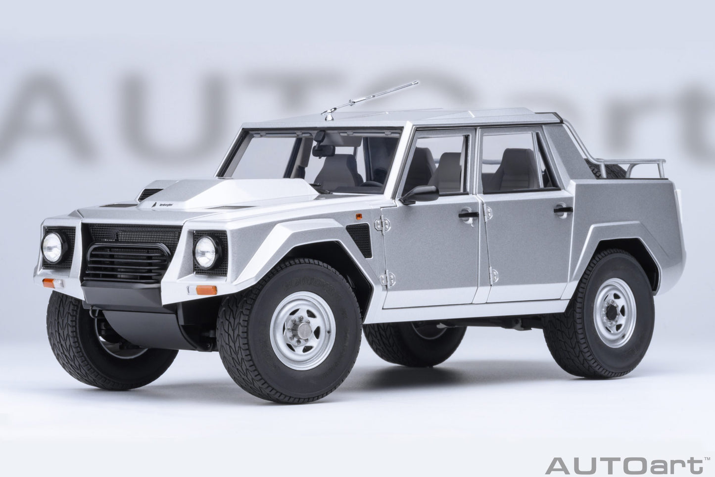 * Precomanda Macheta auto Lamborghini LM002 (Argento) 1:18 AutoArt
