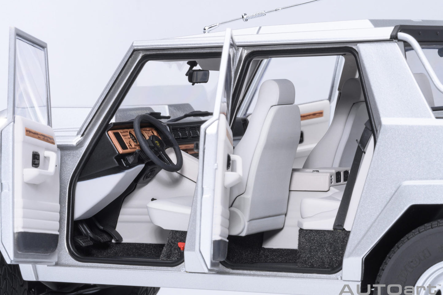 * Precomanda Macheta auto Lamborghini LM002 (Argento) 1:18 AutoArt