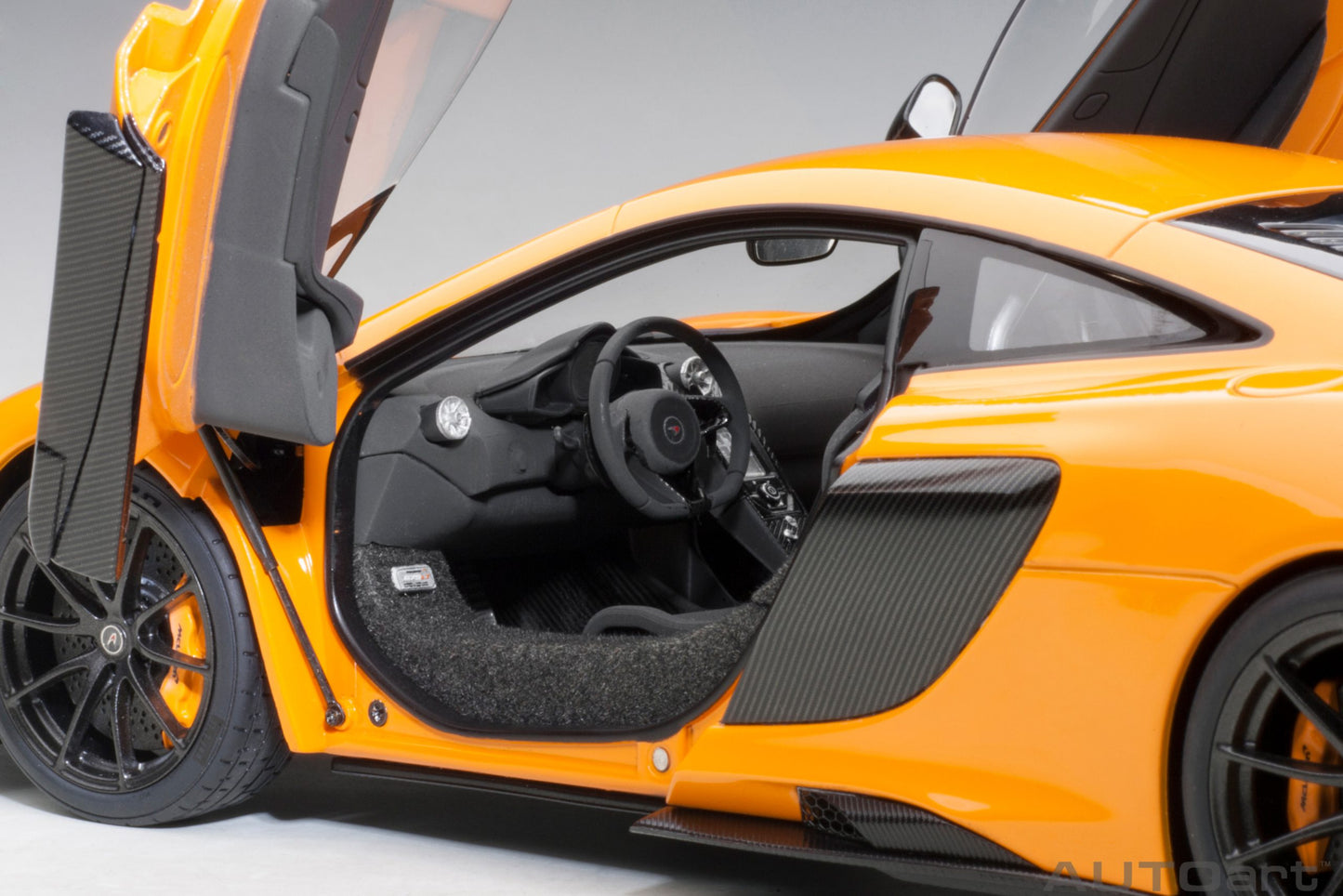 Macheta auto McLaren 675LT (2016) 1:18 AutoArt