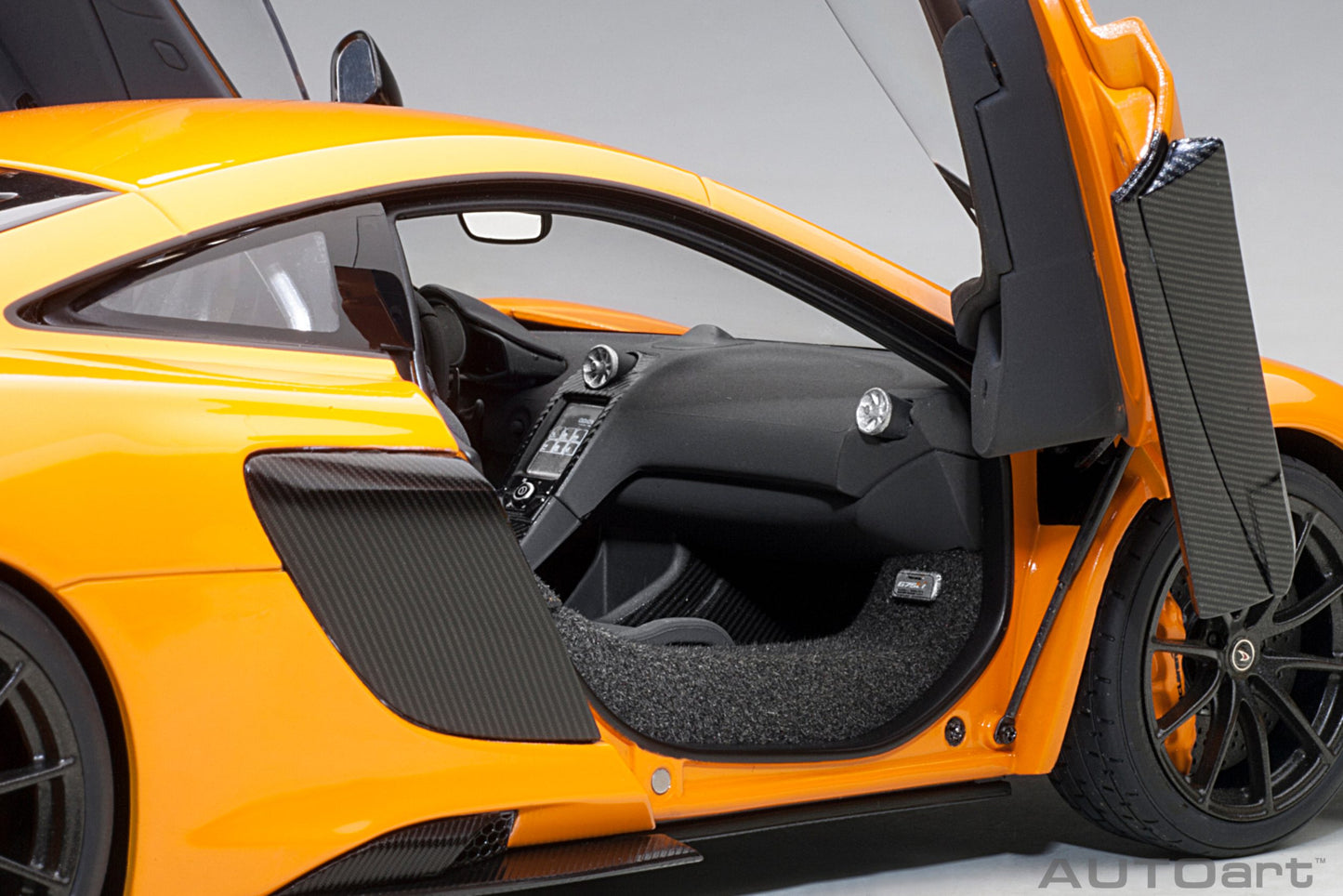 Macheta auto McLaren 675LT (2016) 1:18 AutoArt