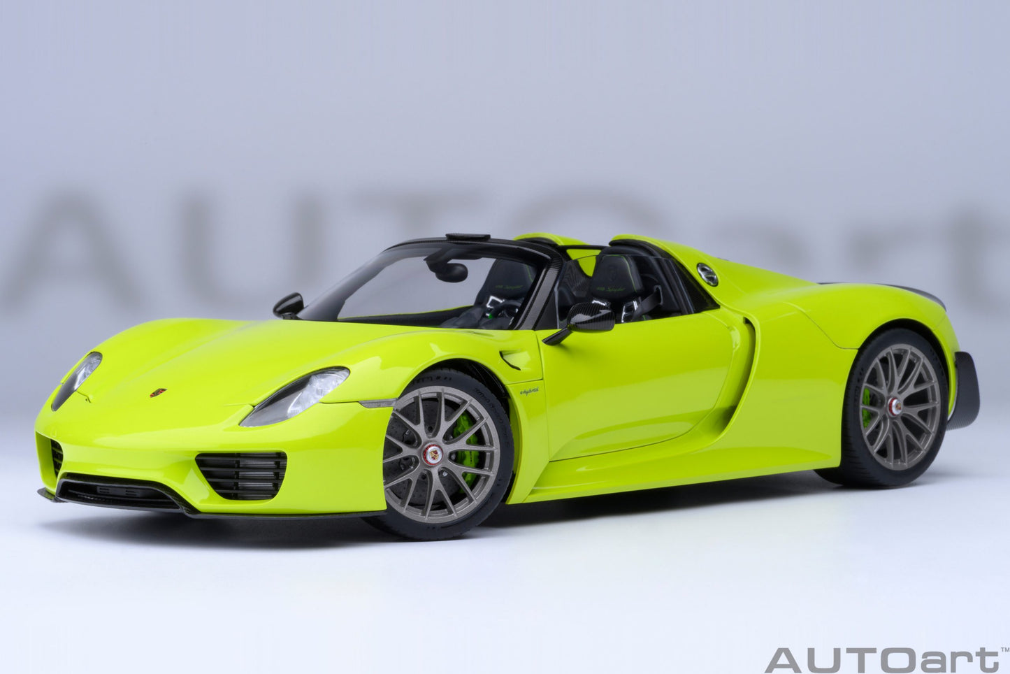 Macheta auto Porsche 918 Spyder Weissach Package (2013) 1:18 AutoArt