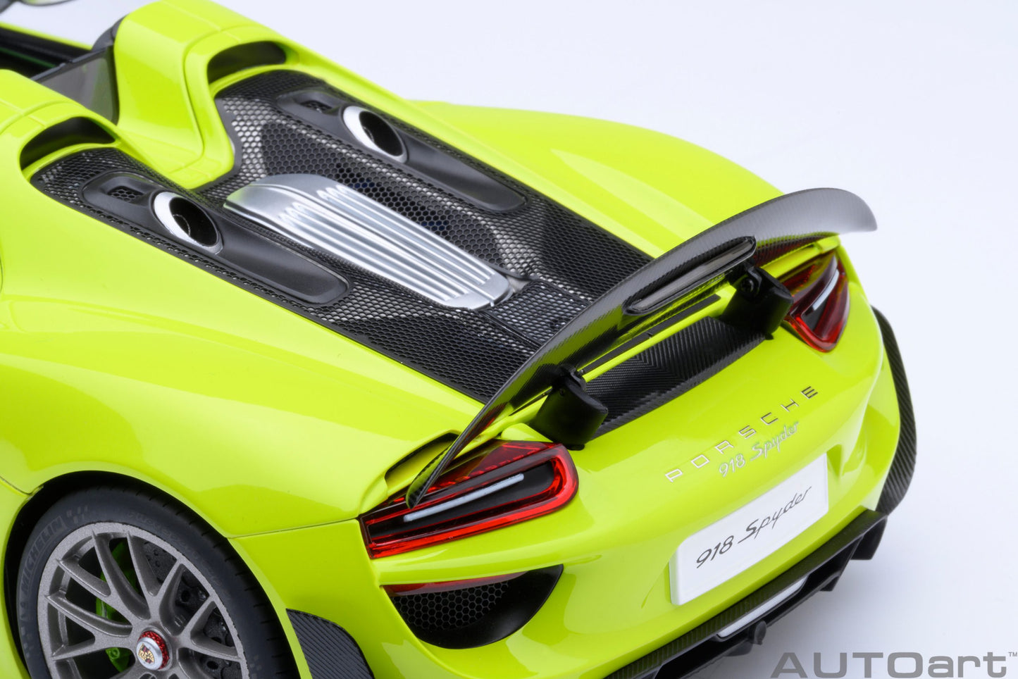 Macheta auto Porsche 918 Spyder Weissach Package (2013) 1:18 AutoArt