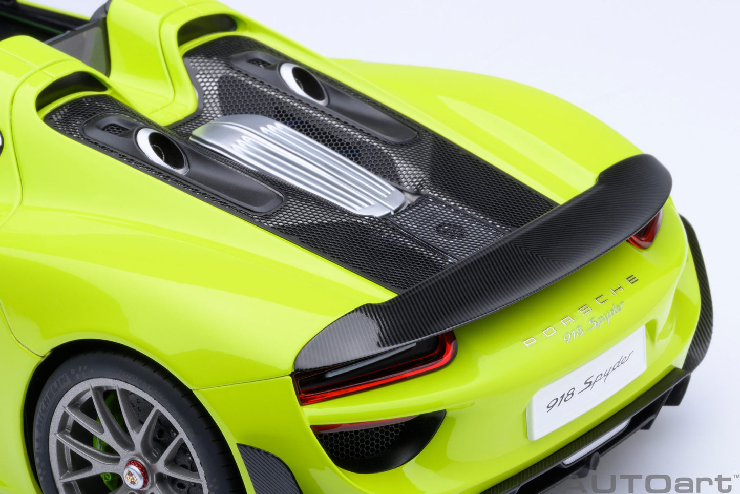 Macheta auto Porsche 918 Spyder Weissach Package (2013) 1:18 AutoArt