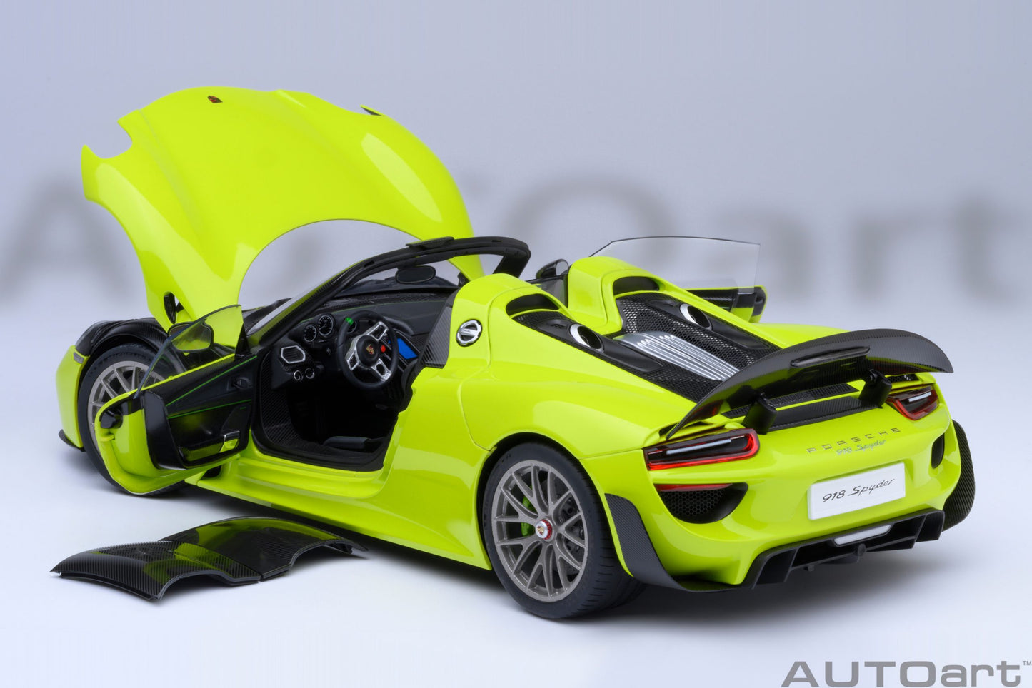 Macheta auto Porsche 918 Spyder Weissach Package (2013) 1:18 AutoArt