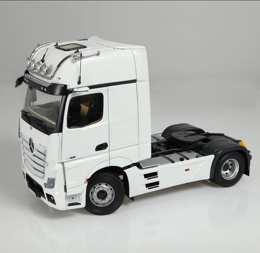 Macheta auto Mercedes-Benz Actros GigaSpace 4x2 (2018) 1:18 NZG