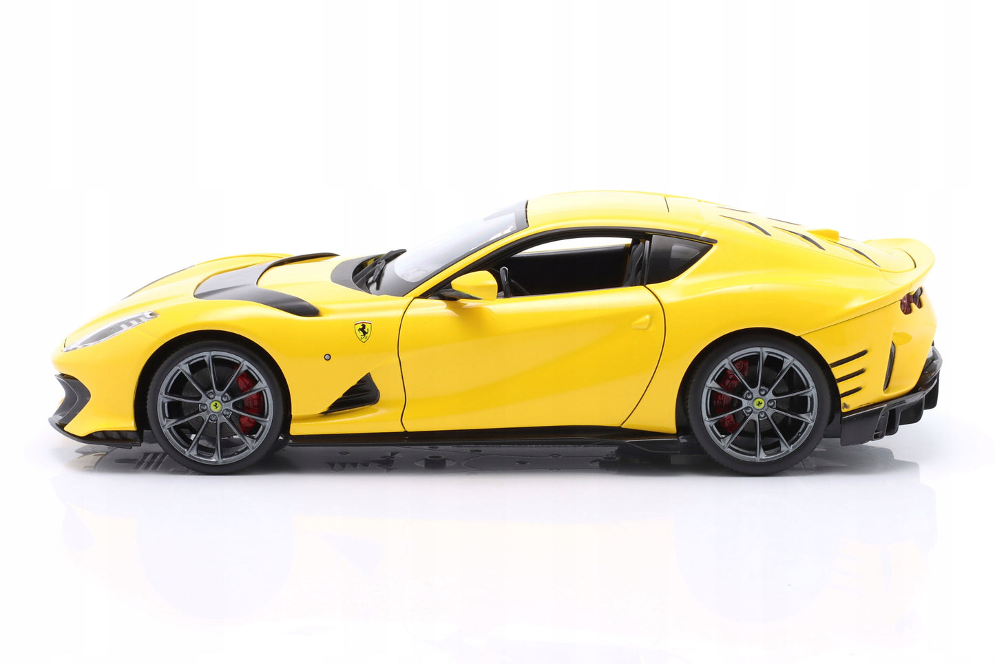 Macheta auto Ferrari 812 Competition 2021 1:18 Bburago