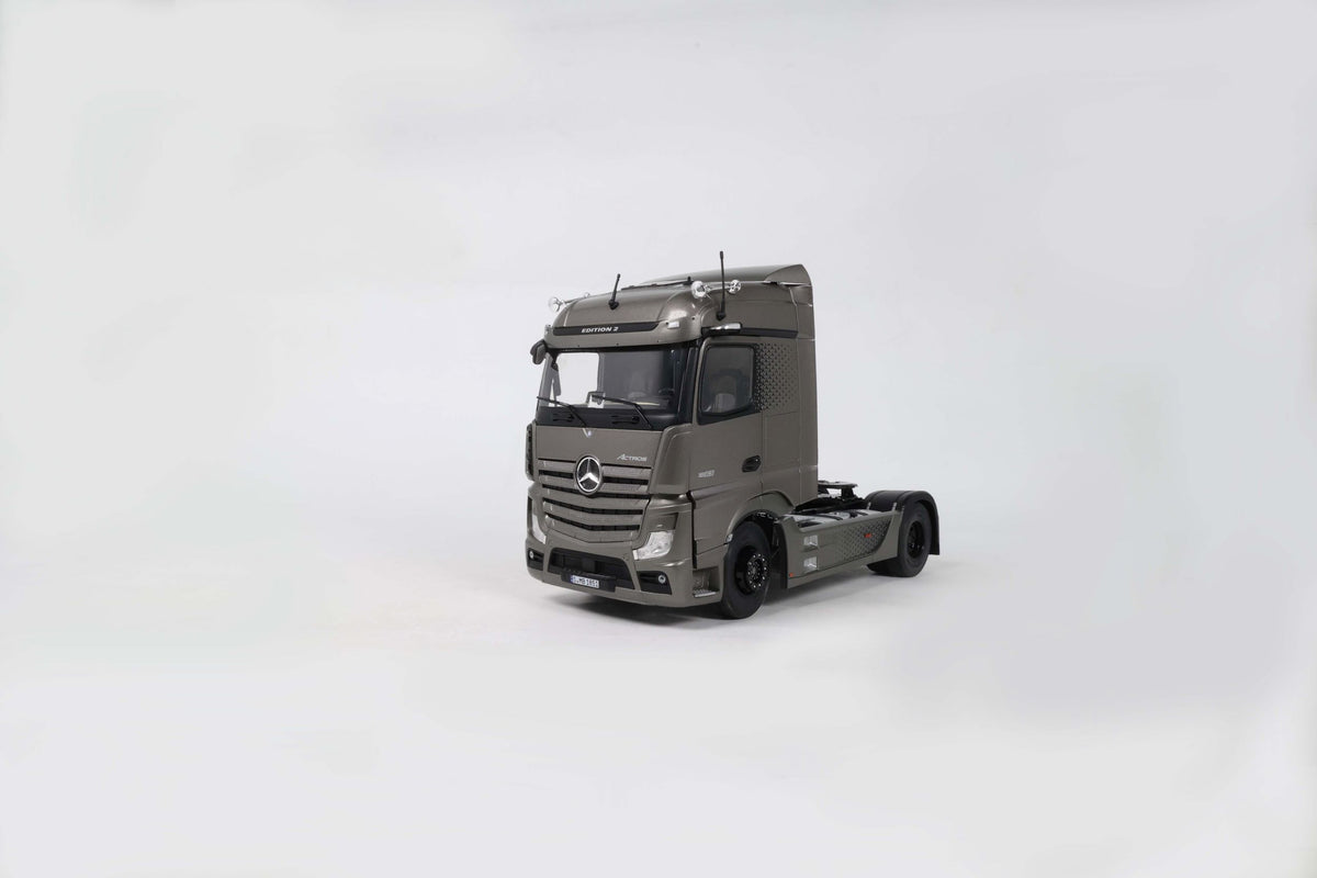 Macheta auto Mercedes-Benz Actros L Mat Silver 2021 1:24 Solido
