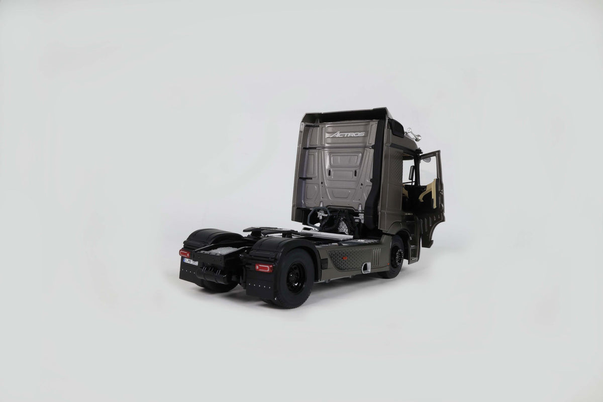 Macheta auto Mercedes-Benz Actros L Mat Silver 2021 1:24 Solido