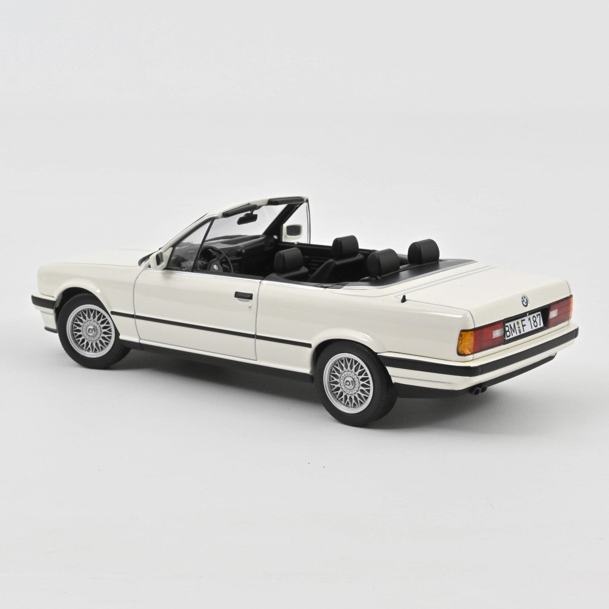 Macheta auto BMW 325i E30 Cabriolet 1991 1:18 Norev