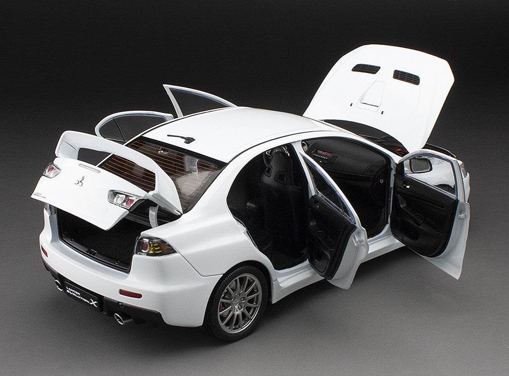 Macheta auto Mitsubishi Lancer Evolution X 1:18 SunStar