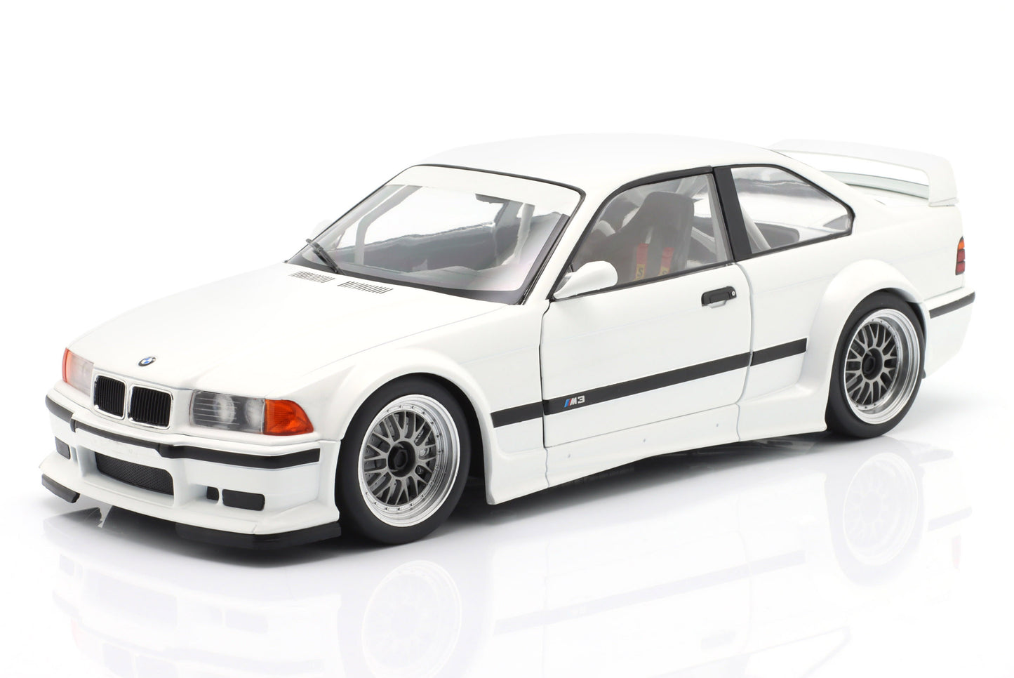 Macheta auto BMW M3 (E36) GTR Plain Body Version, White, 1993 1:18 WERK83