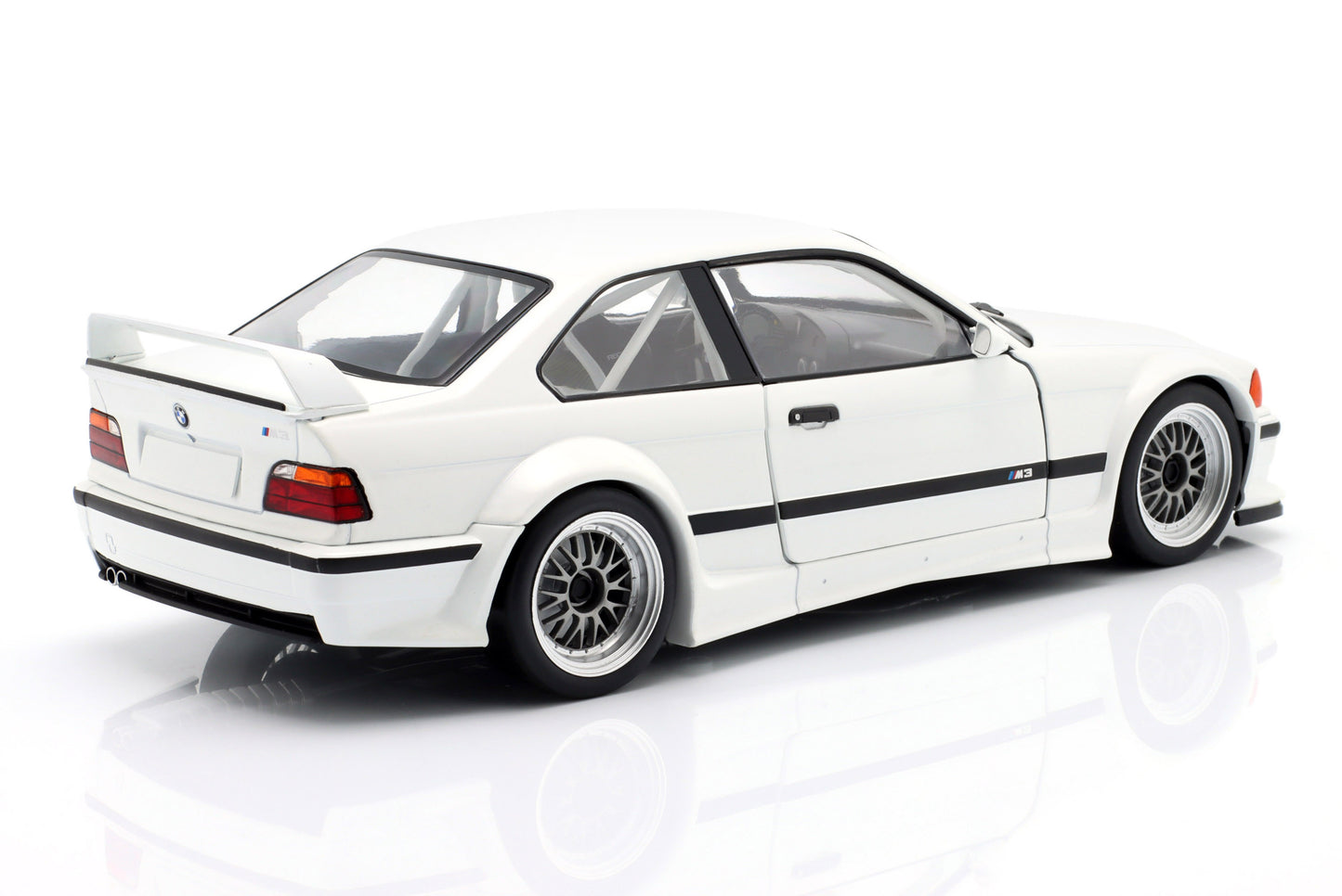 Macheta auto BMW M3 (E36) GTR Plain Body Version, White, 1993 1:18 WERK83