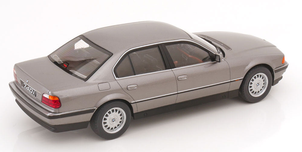 Macheta auto BMW 740i E38 (1994) 1:18 KK-Scale