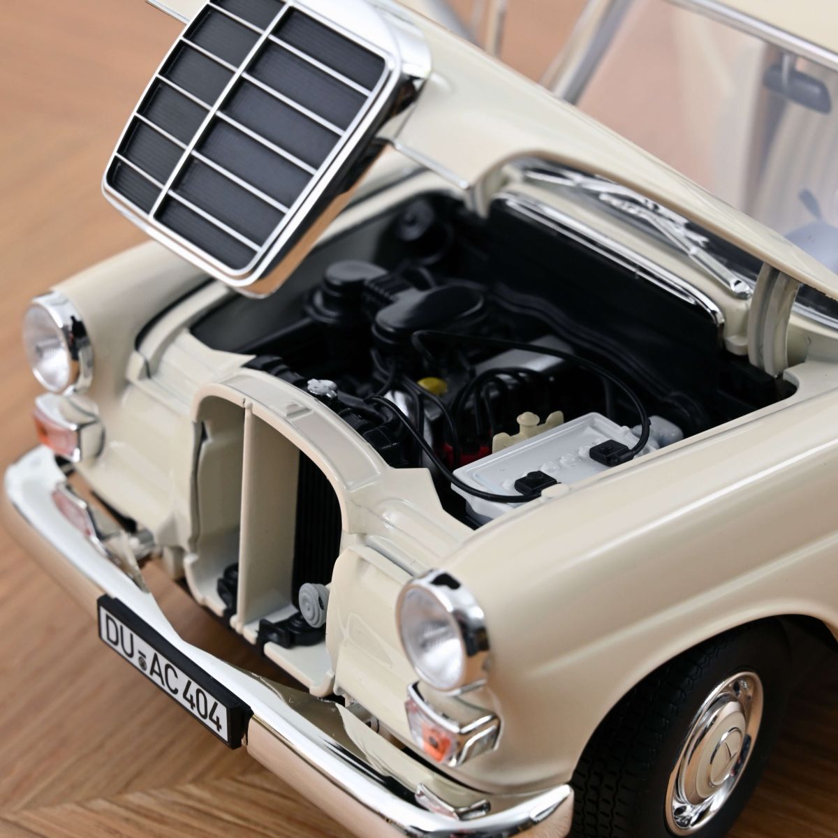 Macheta auto Mercedes-Benz 200 Universal (1966) 1:18 Norev