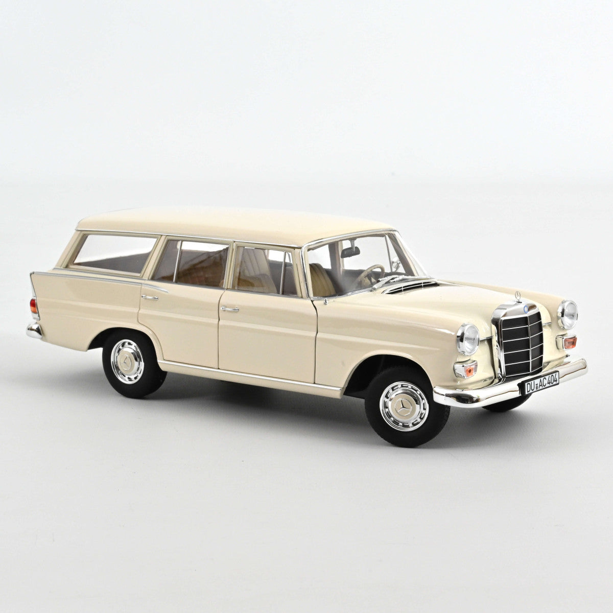 Macheta auto Mercedes-Benz 200 Universal (1966) 1:18 Norev