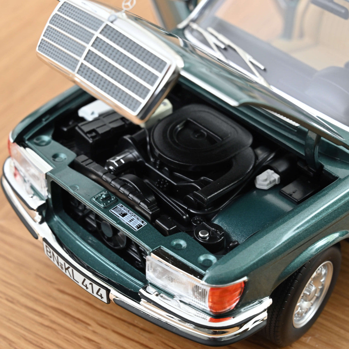 Macheta auto Mercedes-Benz 450 SEL 6.9 (1979) 1:18 Norev