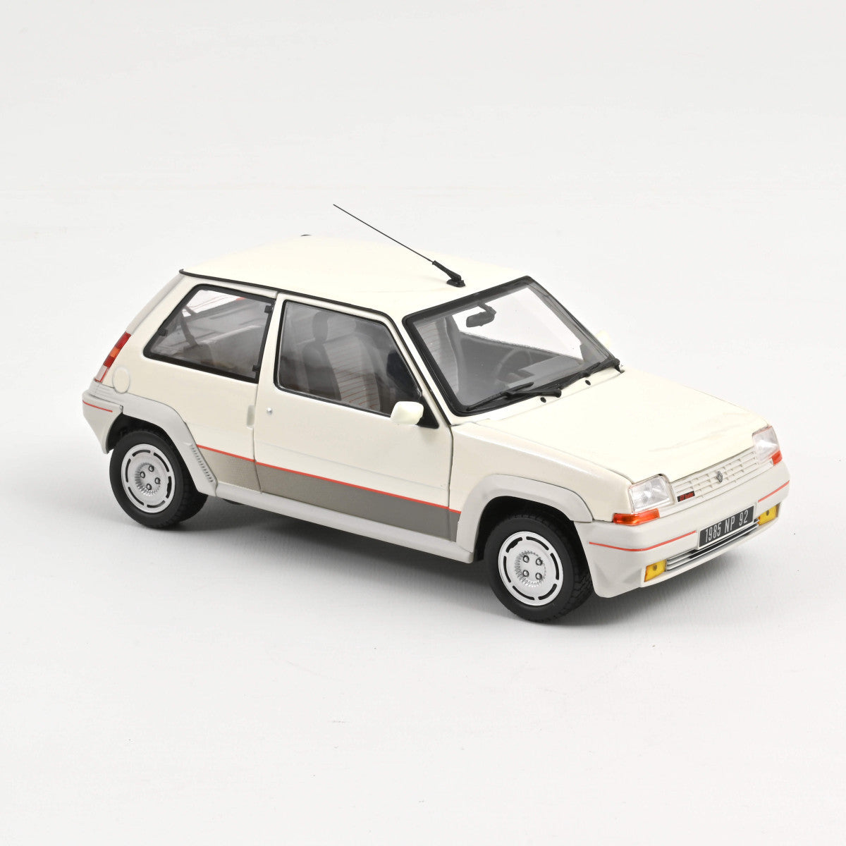 Macheta auto Renault 5 GT Turbo phase 1 Pearl White 1985 1:18 Norev