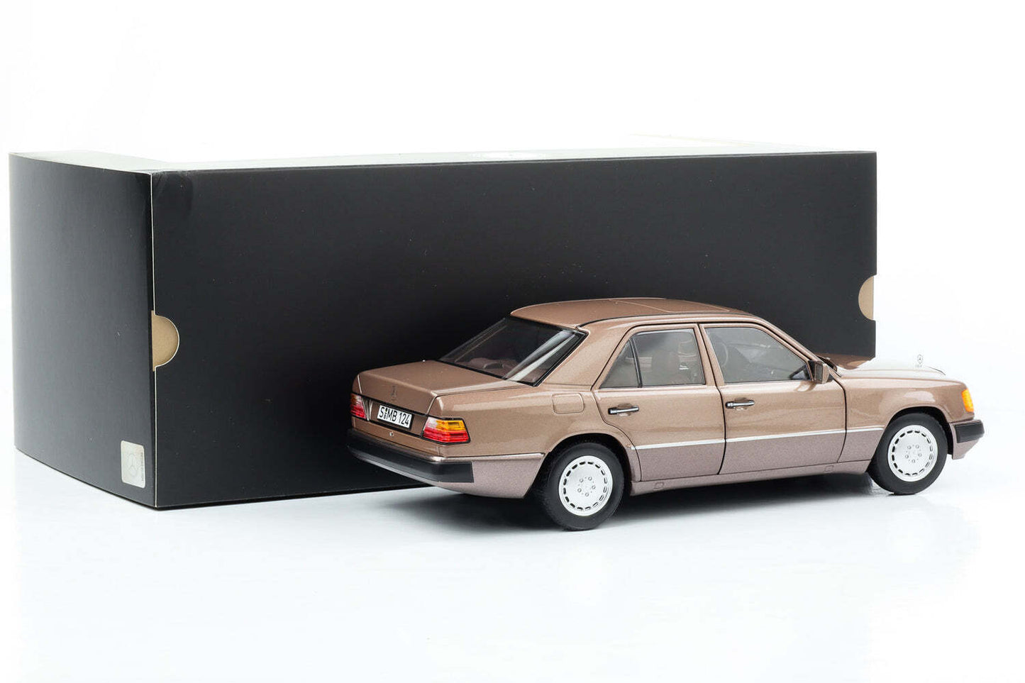 Macheta auto Mercedes 230 E W124 Sedan (1992) 1:18 Norev Dealer Edition