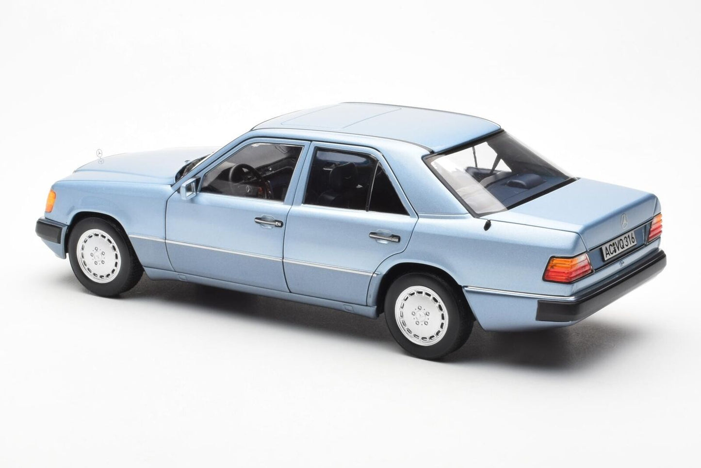 Macheta auto Mercedes-Benz 230 E (1990) 1:18 Norev