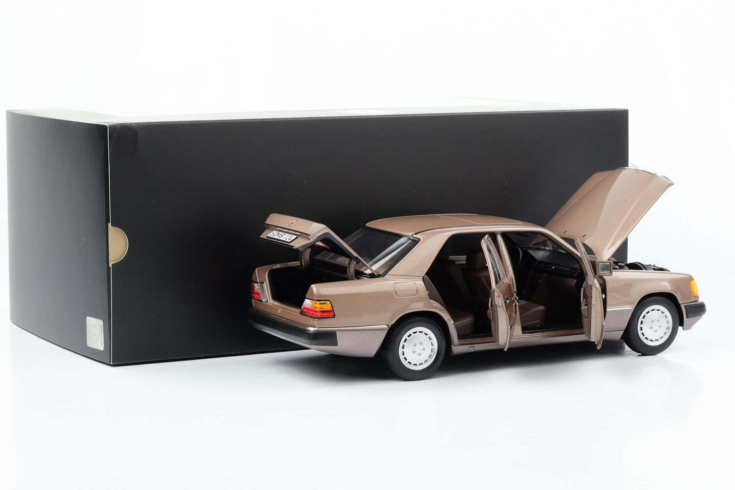 Macheta auto Mercedes 230 E W124 Sedan (1992) 1:18 Norev Dealer Edition