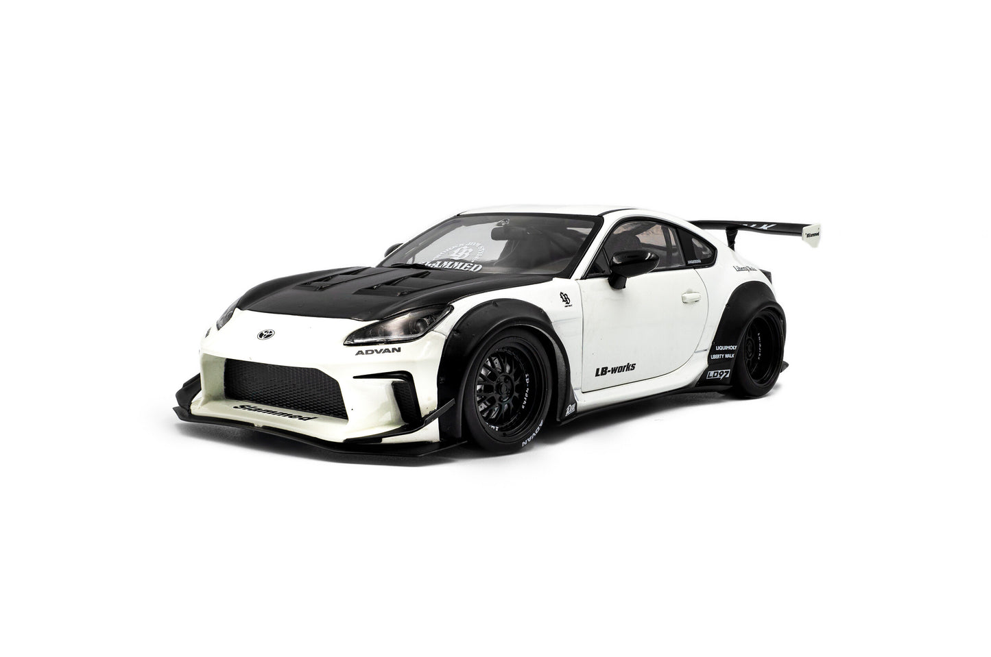 *Precomanda Macheta auto Toyota GR86 LBWK Body Kit – Pearl White – 2024 1:18 Solido