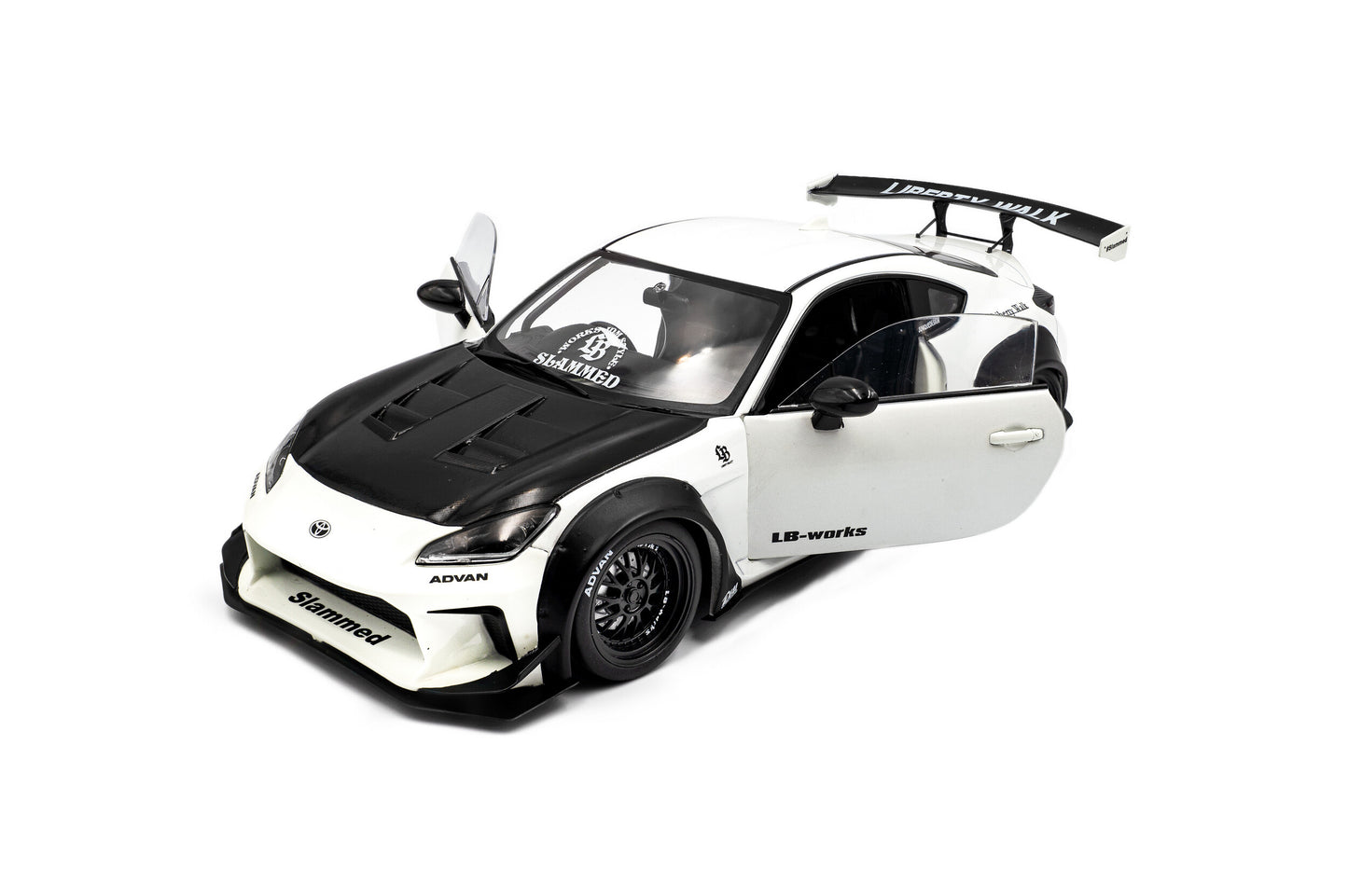 *Precomanda Macheta auto Toyota GR86 LBWK Body Kit – Pearl White – 2024 1:18 Solido
