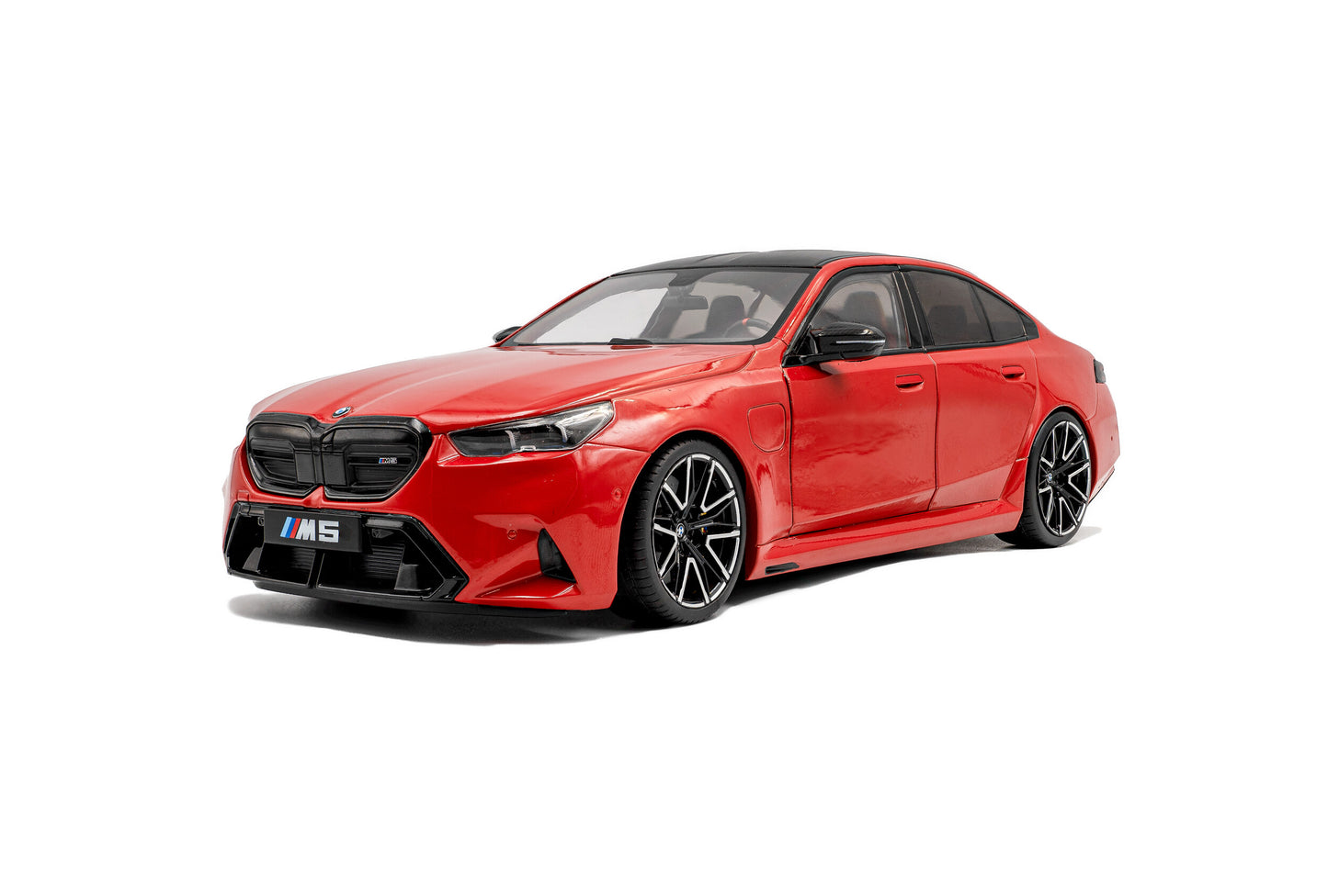 Macheta auto BMW M5 2025 1:18 Solido, culoare Fire Red