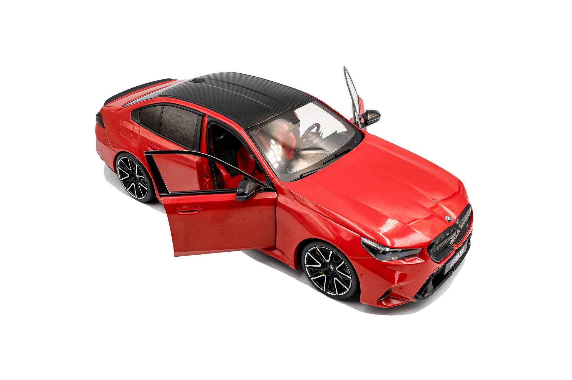 Macheta BMW M5 2025 Solido 1:18, metal, usi fata deschise, culoare Fire Red