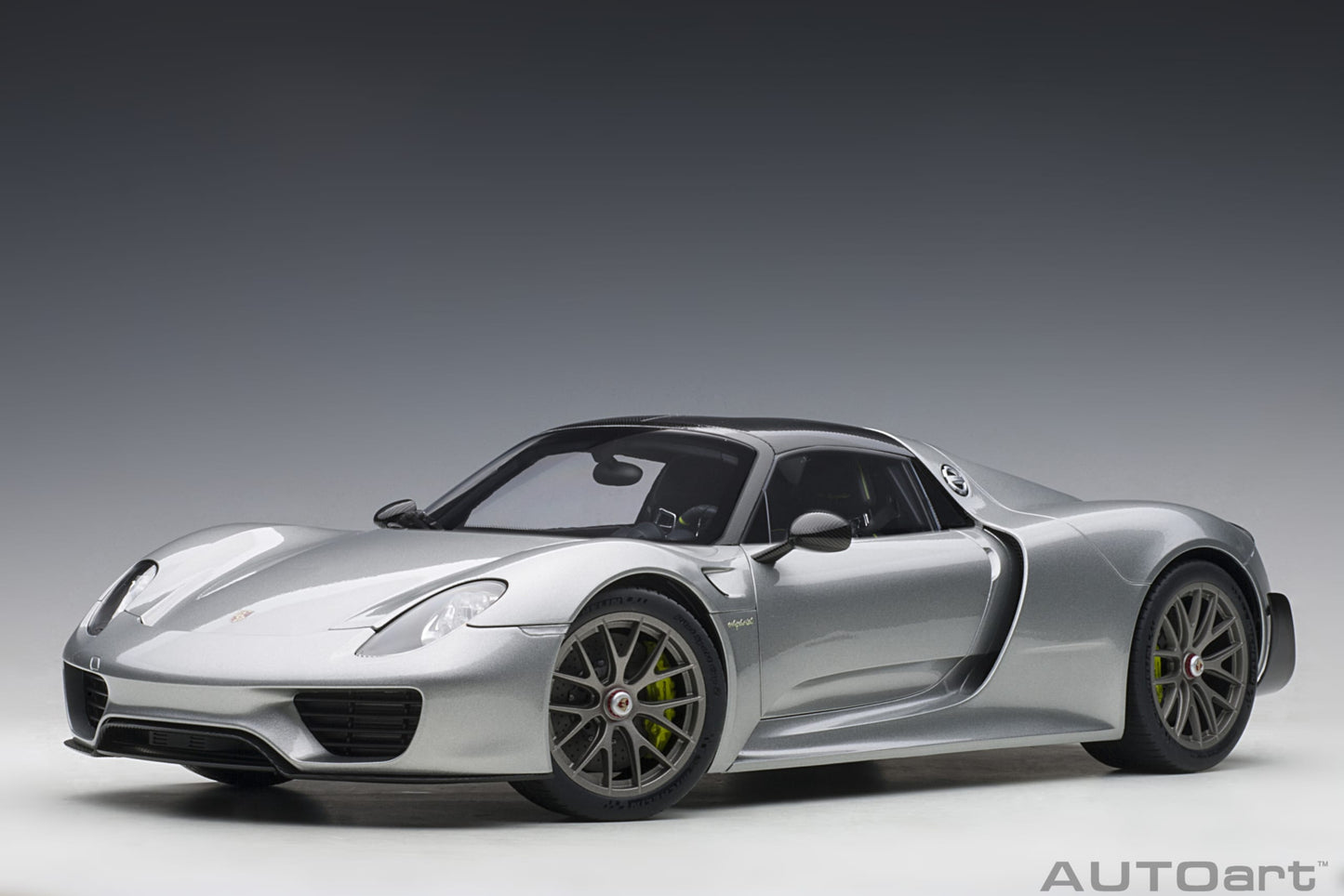 Macheta auto Porsche 918 Spyder Weissach Package (2013) 1:12 AutoArt