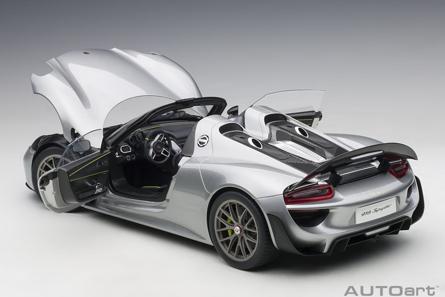 Macheta auto Porsche 918 Spyder Weissach Package (2013) 1:12 AutoArt