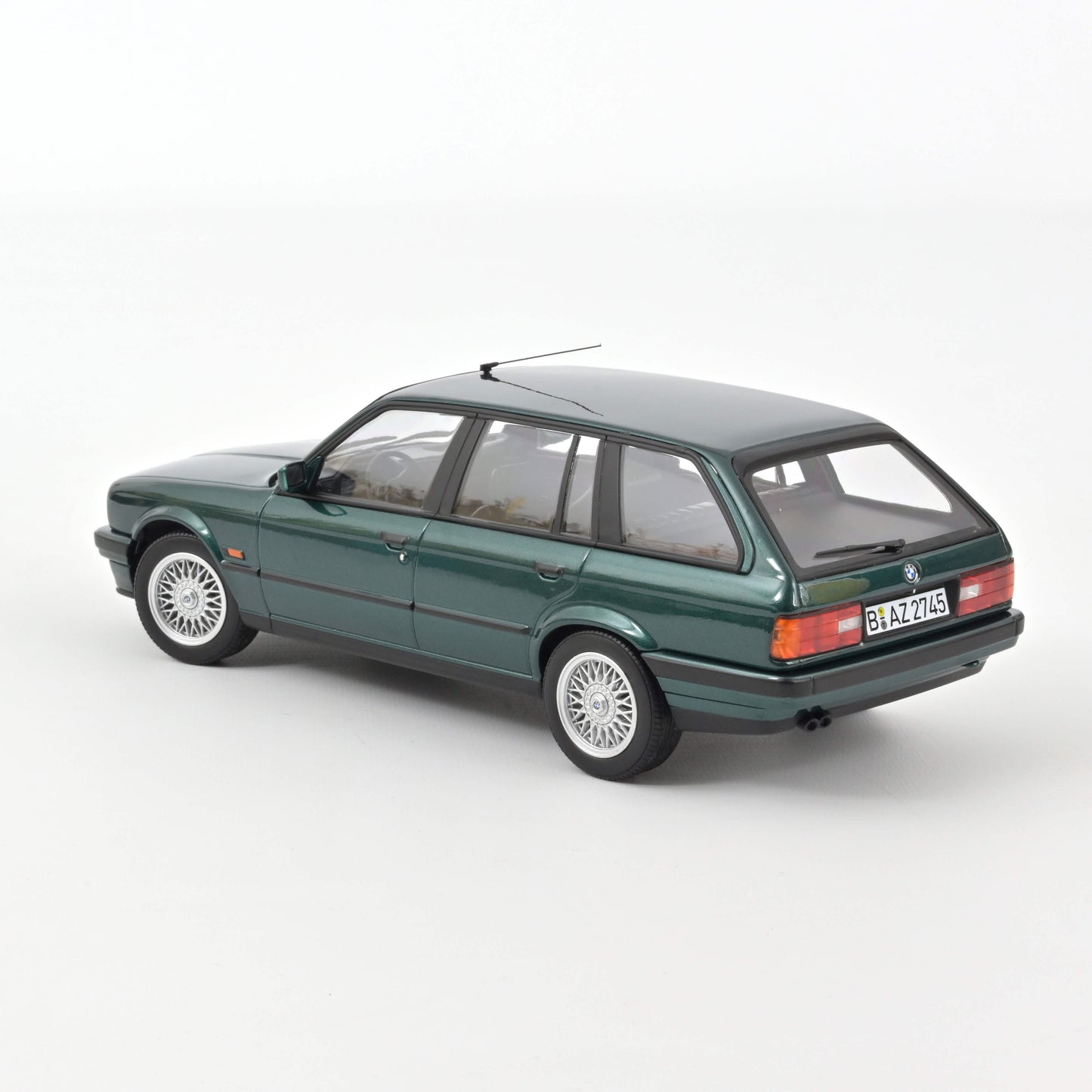 Macheta auto BMW 325i Touring (1990) 1:18 Norev