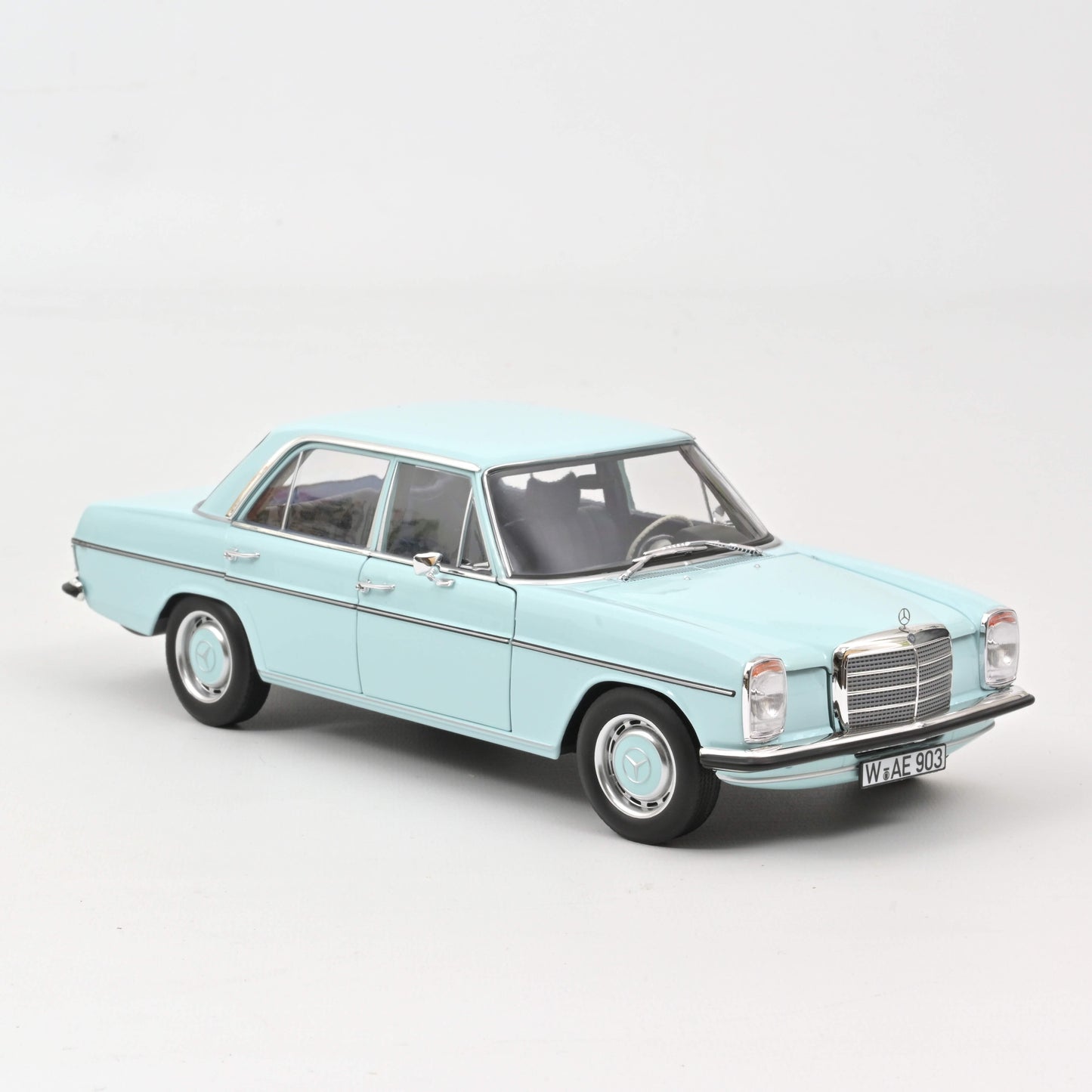 Macheta auto Mercedes-Benz 200 (1968) 1:18 Norev