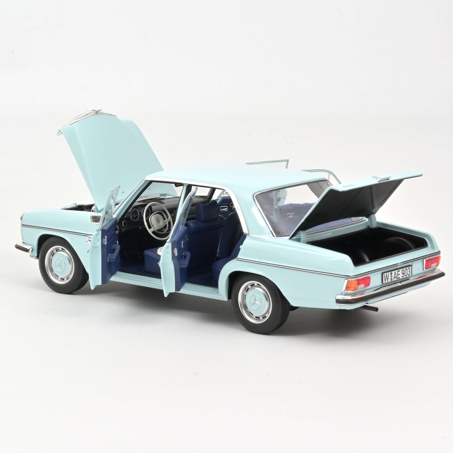 Macheta auto Mercedes-Benz 200 (1968) 1:18 Norev