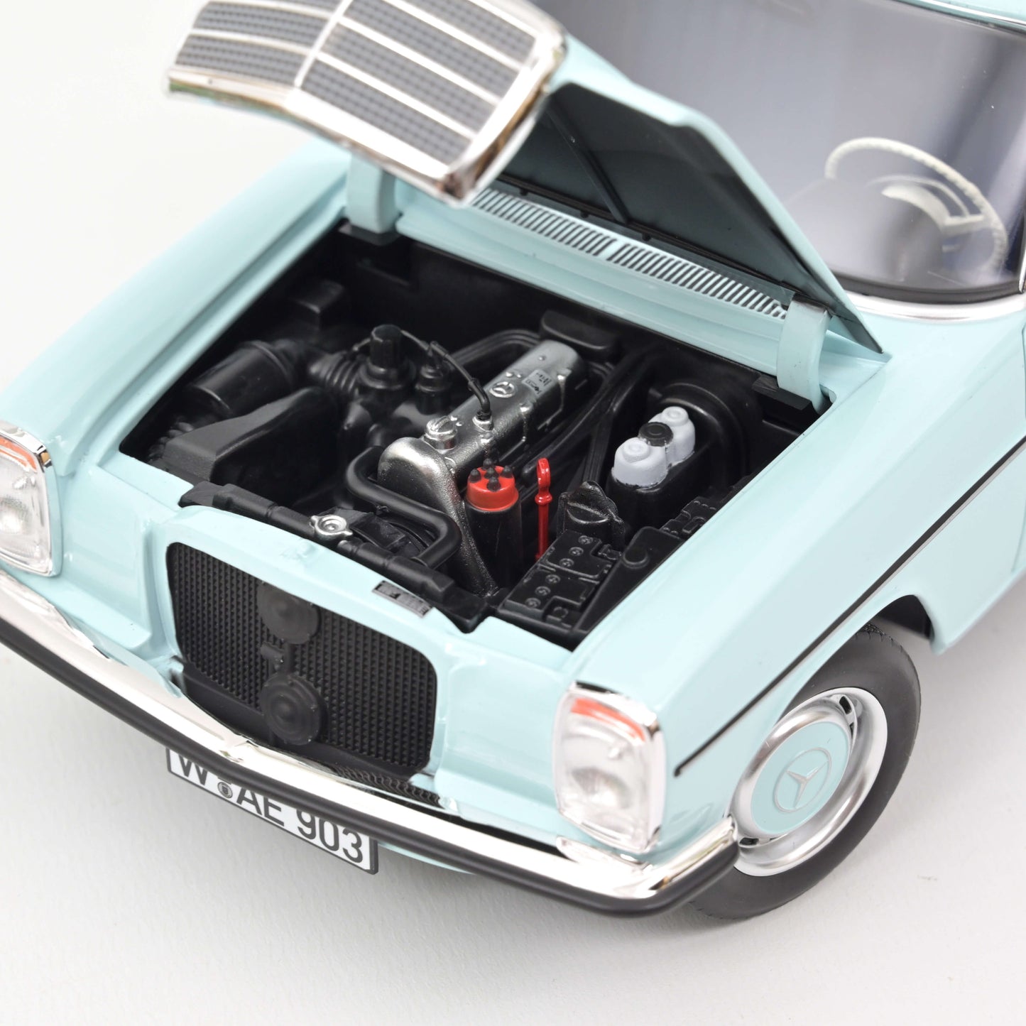 Macheta auto Mercedes-Benz 200 (1968) 1:18 Norev