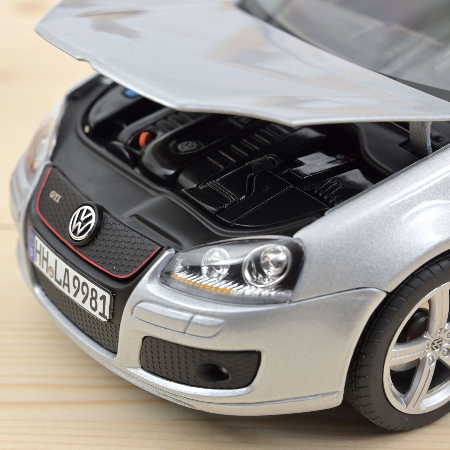 Macheta auto Volkswagen Golf GTI Pirelli (2007) 1:18 Norev