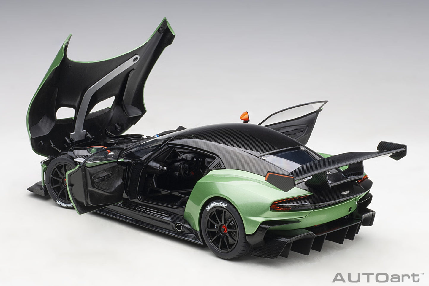 Macheta auto Aston Martin Vulcan (2015) 1:18 AutoArt