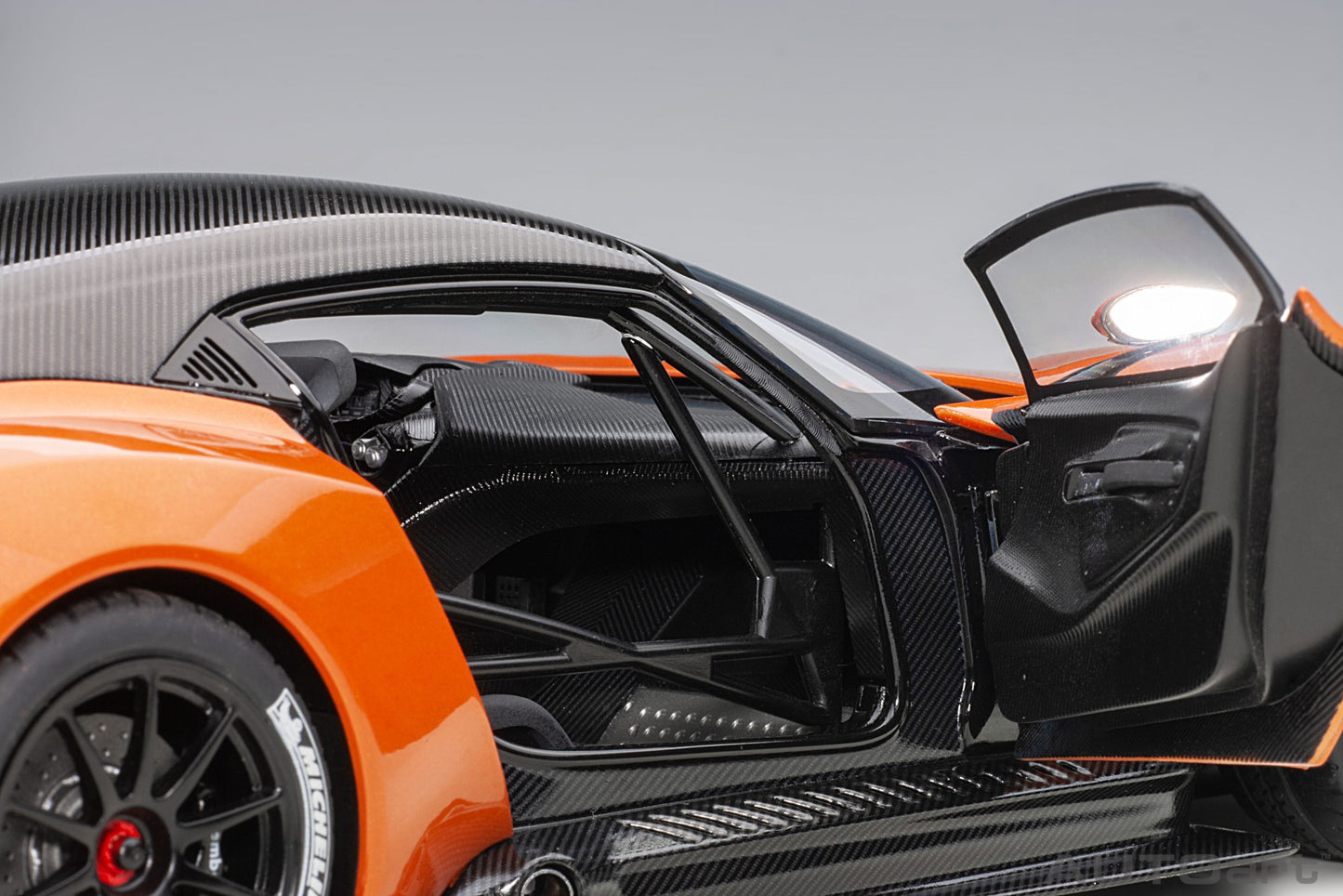 Macheta auto Aston Martin Vulcan (2015) 1:18 AutoArt