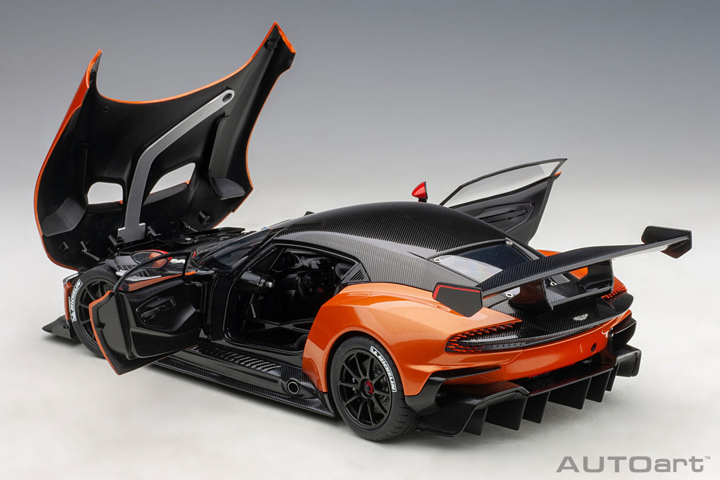 Macheta auto Aston Martin Vulcan (2015) 1:18 AutoArt