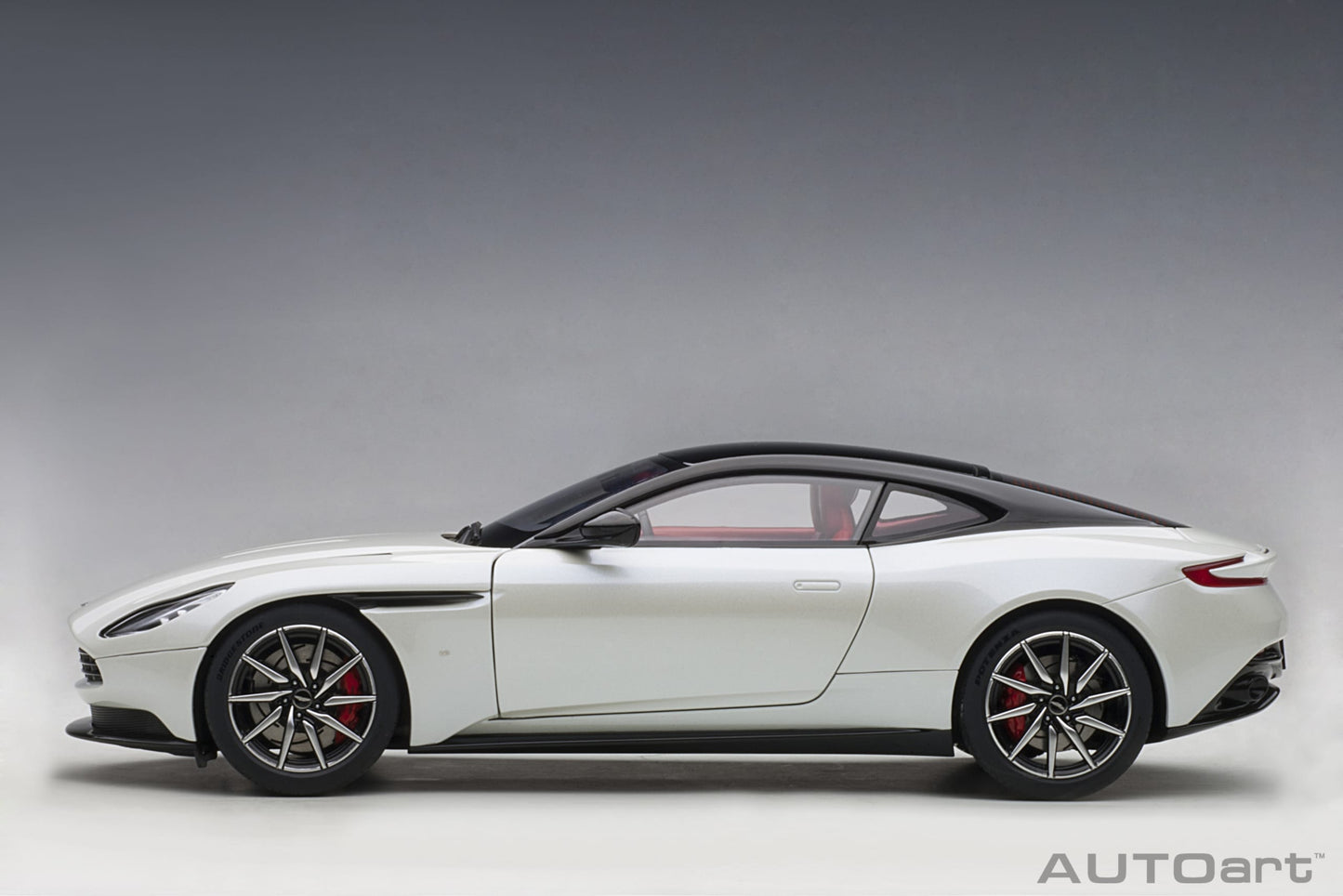 Macheta auto Aston Martin DB11 (2017) 1:18 AutoArt