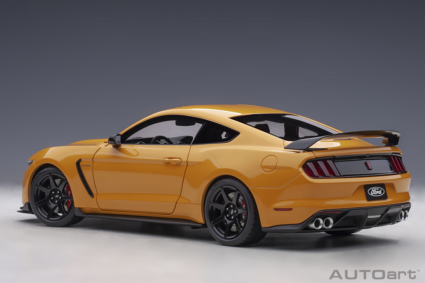 Macheta auto Ford Mustang Shelby GT-350R (2017) 1:18 AutoArt