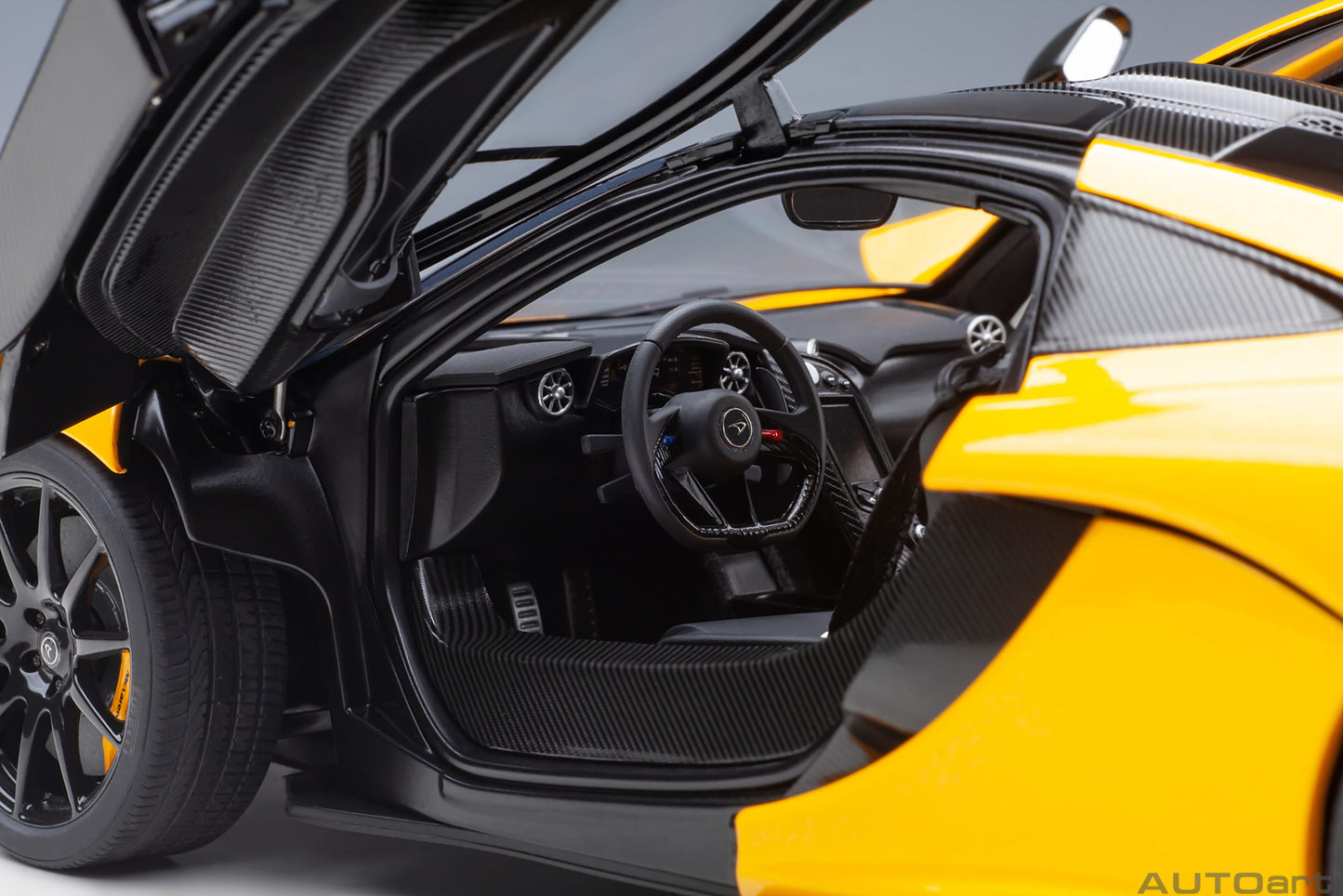 McLaren P1 (2013) 1:18 AutoArt model car