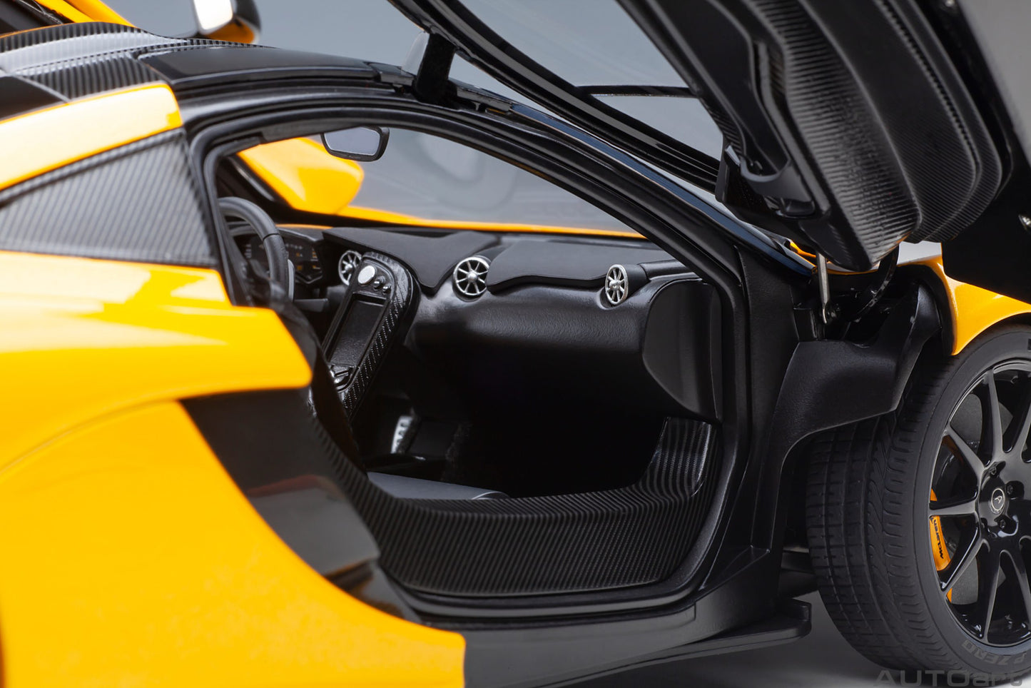 McLaren P1 (2013) 1:18 AutoArt model car