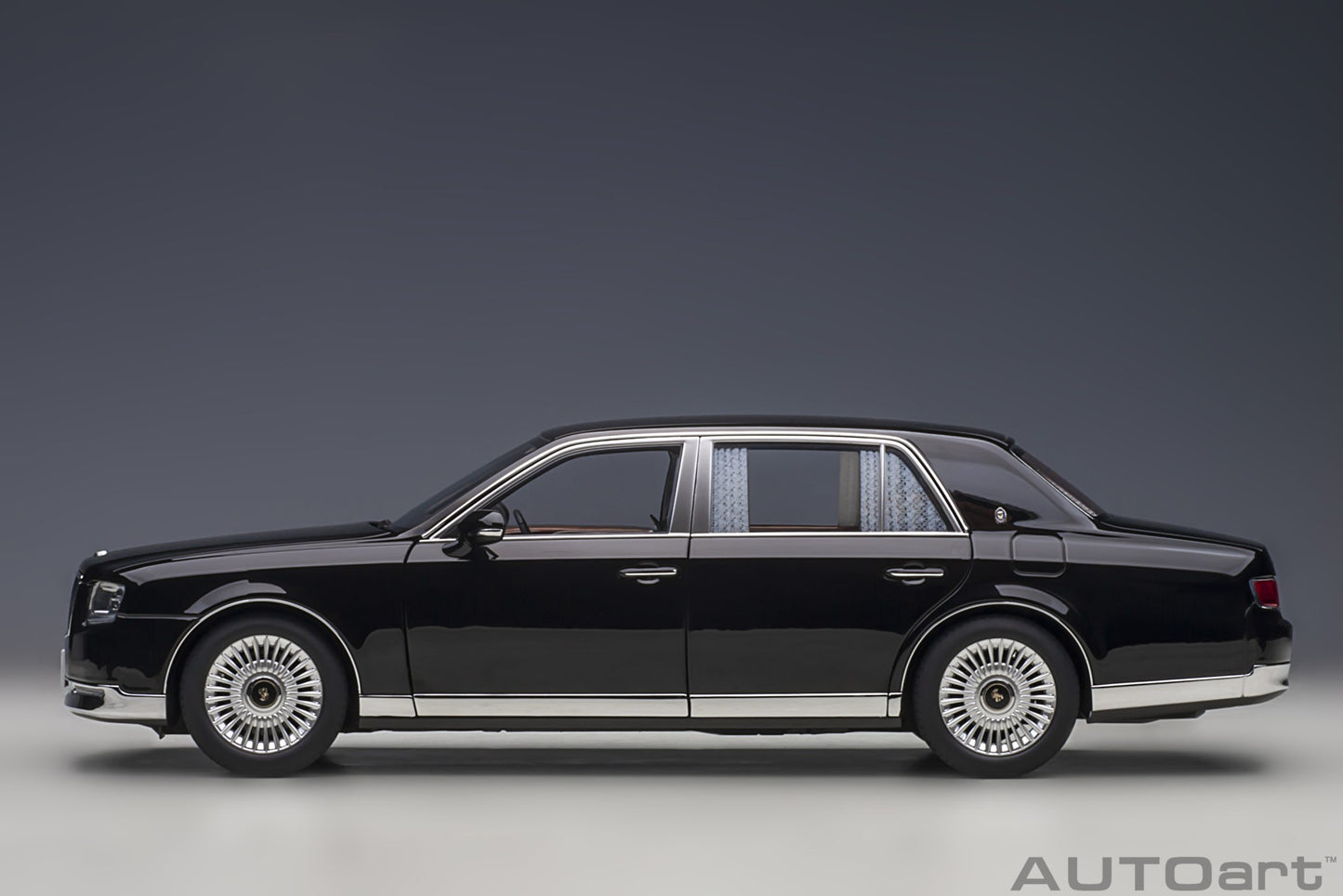 Macheta auto Toyota Century special edition with curtain (2019) 1:18 AutoArt