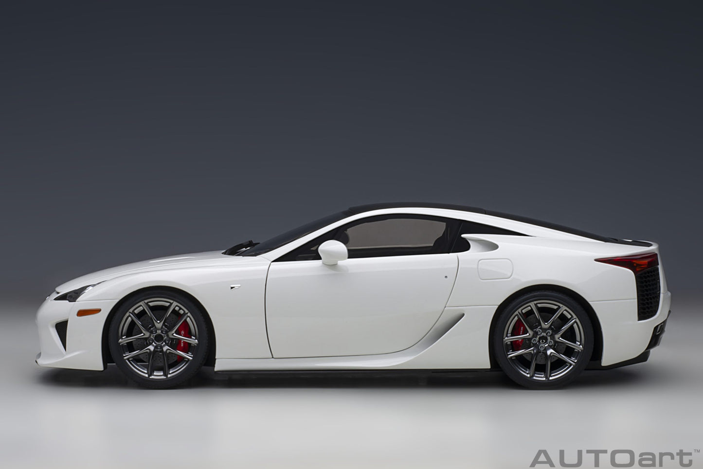 Macheta auto Lexus LFA (2010) 1:18 AutoArt