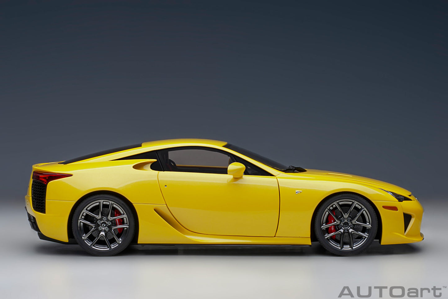 Macheta auto Lexus LFA (2010) 1:18 AutoArt