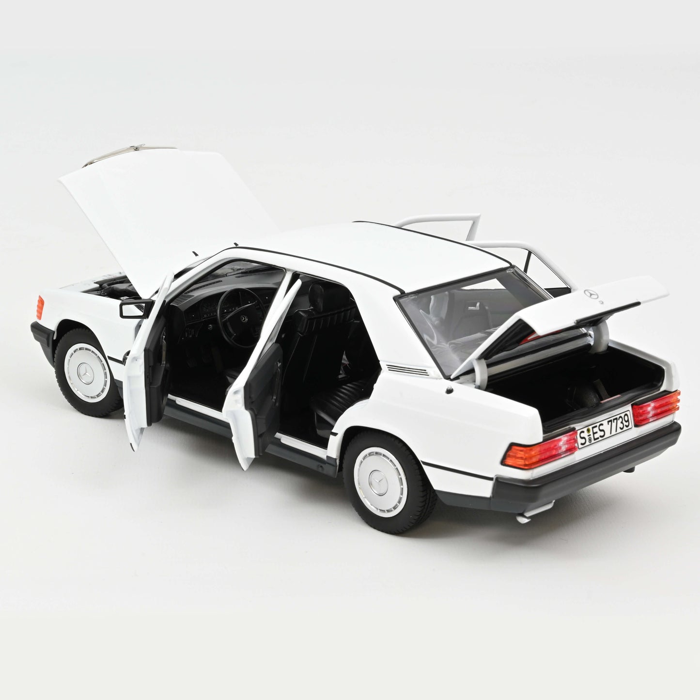 Macheta auto Mercedes-Benz 190 E (1984) 1:18 Norev