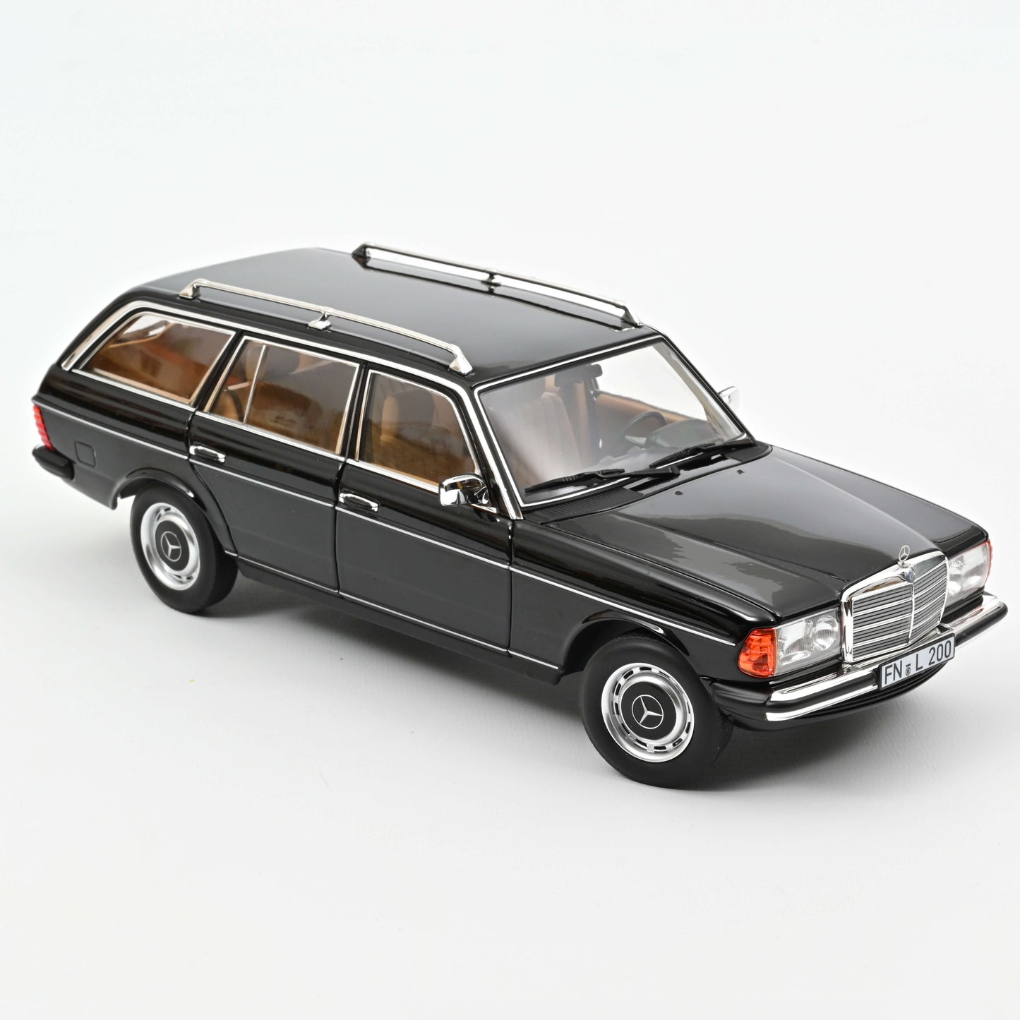 Macheta auto Mercedes-Benz 200 T (1982) 1:18 Norev