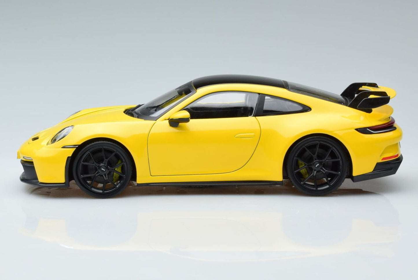 Macheta auto Porsche 911 (992) GT3 (2022) 1:18 Maisto