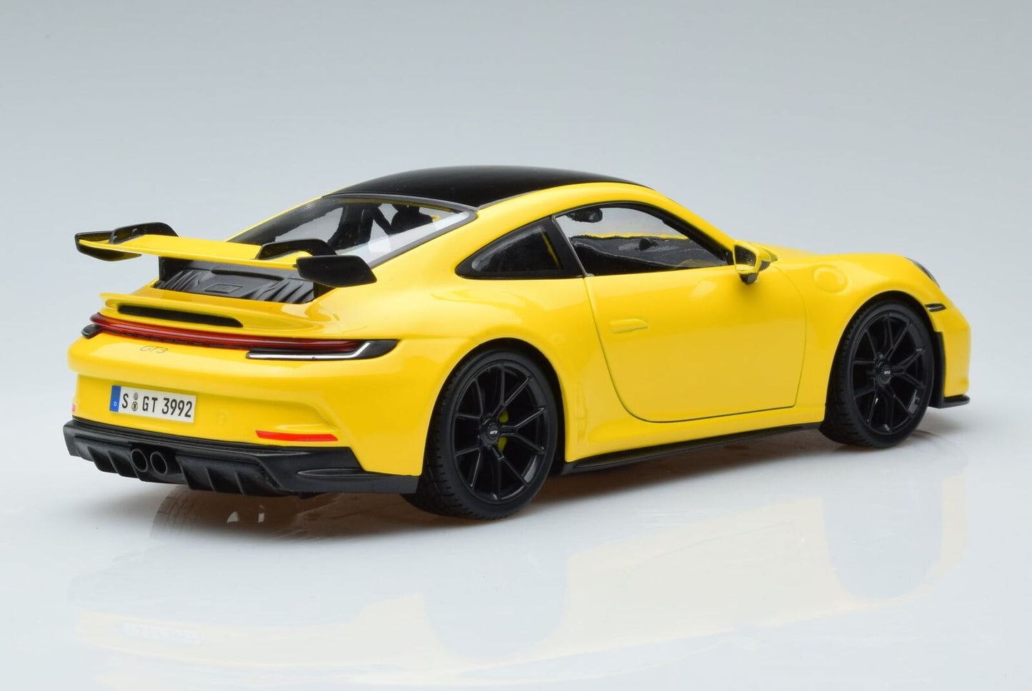 Macheta auto Porsche 911 (992) GT3 (2022) 1:18 Maisto